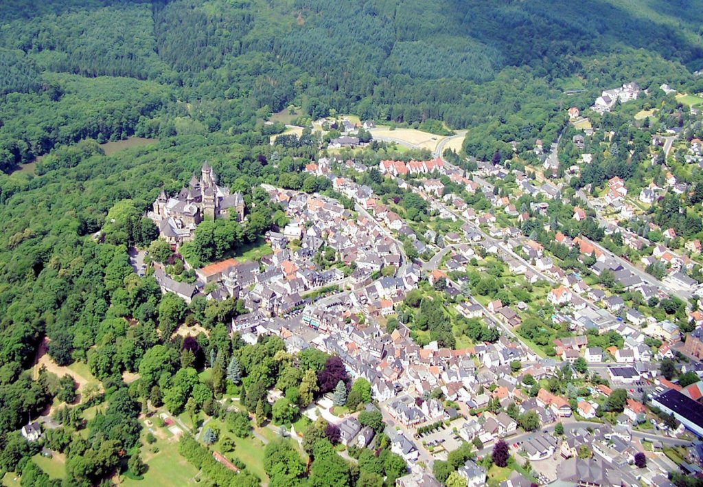 Luftaufnahme von Braunfels mit Schloß Braunfels, Naturpark Hoch-Taunus, Lahn-Dill Kreis in Hessen - 30.06.2005
