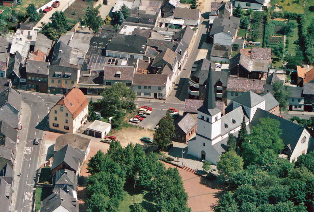 Luftaufnahme der Ortsmitte von Eu-Flamersheim mit Kirche - 1986