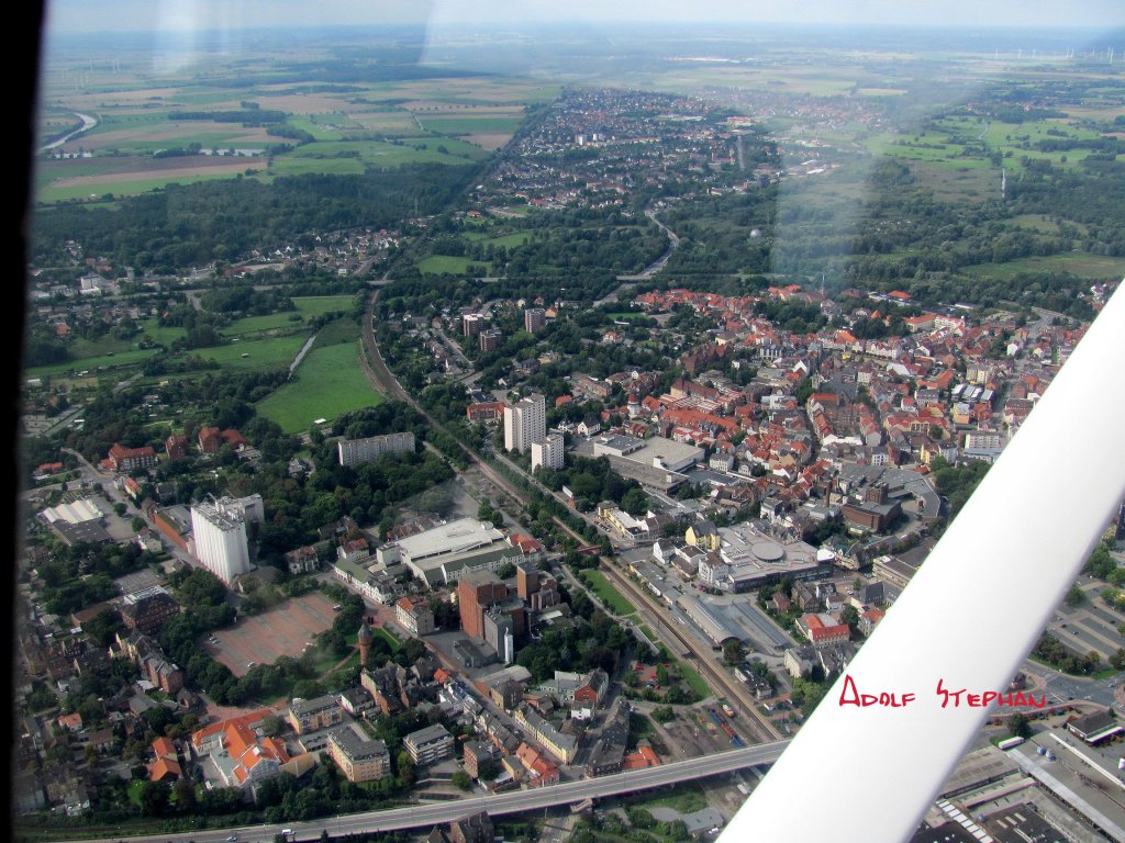 Luftaufnahme Peine vom August 2010, Nordsd-Brcke, Bahnhof Peine, Fugngerzone, Friedrich-Ebert-Platz, Fuhseniederung, Telgte