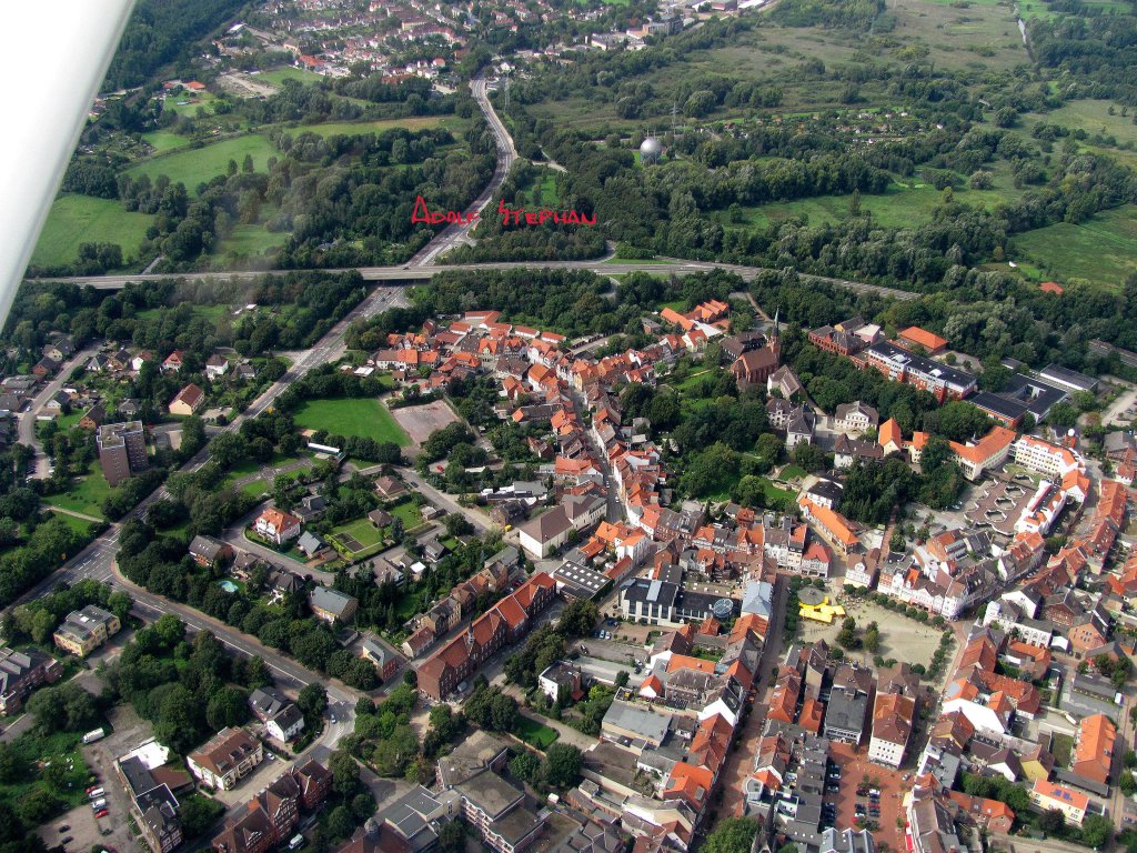 Luftaufnahme Peine/Altstadt im August 2010,am oberen Rand liegt der Stadtteil Telgte, in dem Dreieck Westumgehung-Fuhsering liegt der lteste Teil von Peine, mit den Straen Kniepenburg, Damm und Schlostrae. In dem begrnten Burgberg liegt der Amtshof und steht die kathl.Kirche. Weiter nach unten erkennt man den historischen Marktplatz Peines, von dem aus der linken Ecke die Breite Strae als Fugngerzone in die Stadt fhrt.Links davon erkennt man die Luisenstrae und den Windmhlenwall an der das Gebude der Wallschule steht.