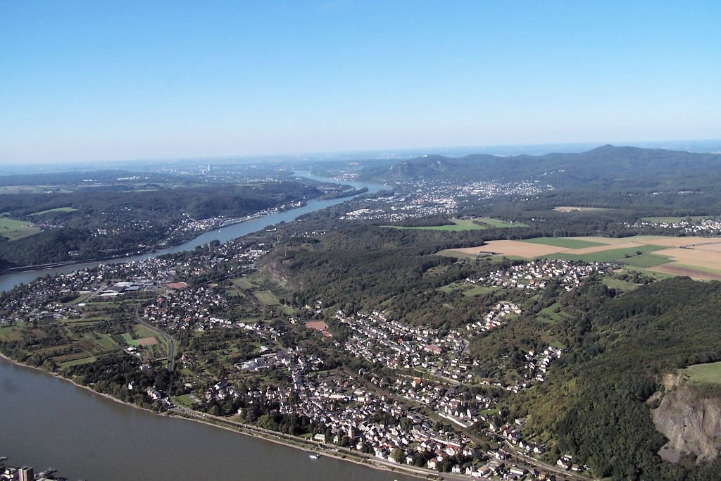 Luftblick von Linz am Rhein ber das Siebengebirge Richtung Bonn-Kln - 
19.09.2005