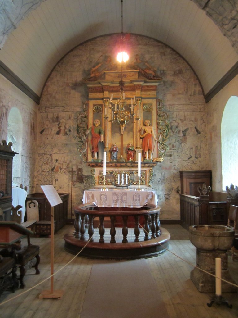 Luster, Dale Kirche, Altar und Kalkmalereien aus dem 16. Jahrhundert (26.06.2013)