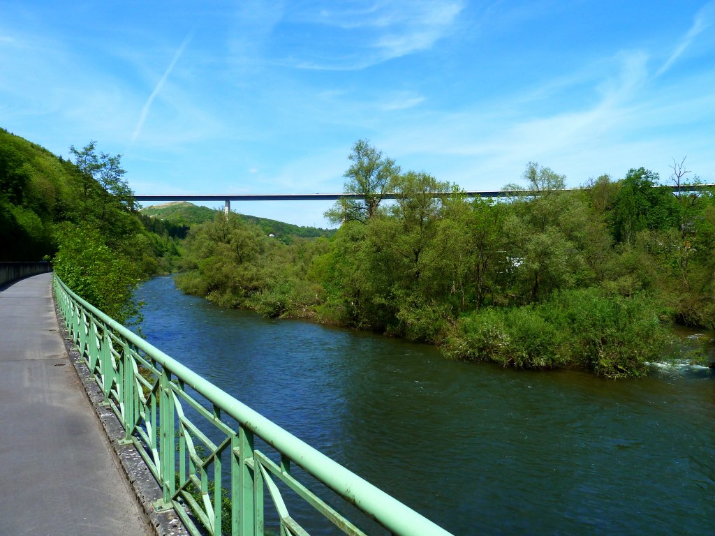 Luxemburg, auf der Hhe von Mesenich (D), der Radweg PC 3 (3 Flsse Radweg: Mosel, Sauer, Our)an der Sauer entlang. Im Hintergrund die Sauertalbrcke der Autobahn Luxemburg-Trier links in Luxemburg, rechts in Deutschland. 17.05.2012