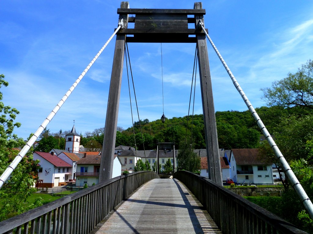 Luxemburg, auf der Hhe von Metzdorf (D), der Radweg PC 3 (3 Flsse Radweg: Mosel, Sauer, Our)an der Sauer entlang. Der Sauertalradweg fhrt auf ca. 55 km Lnge mal auf luxemburger Seite, mal auf deutscher Seite entlang des Grenzflusses Sauer von Wasserbillig/Langsur ber Echternach und Bollendorf. In Metzdorf empfiehlt sich der Wechsel vom linken zum rechten Sauerufer, respektiv vom rechten zum linken Sauerufer ber die imposante, 66 m lange, hlzerne Rad- und Fussgngerbrcke. 17.05.2012

