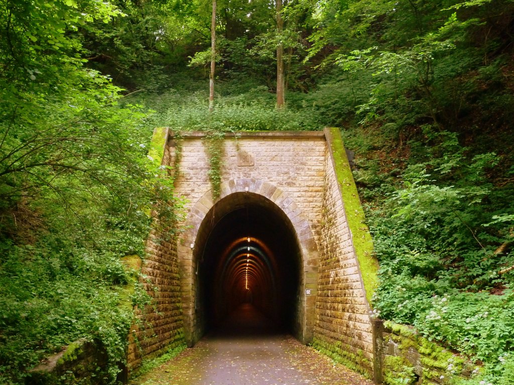 Luxemburg, Bech, Radweg PC 2 Luxemburg-Echternach, Einfahrt des Tunnels bei Bech. Der Radweg benutzt zum Teil die Trasse der Schmalspurbahn  Charly  von Luxemburg nach Echternach. Diese 46 Kilometer lange Strecke war in Meterspur angelegt und wurde am 20. April 1904 in Betrieb genommen.In den zwanziger Jahren fhrte die Prinz-Heinrich-Bahn den Betrieb der Vizinalbahnen Luxembourg–Echternach. 30.06.2012
