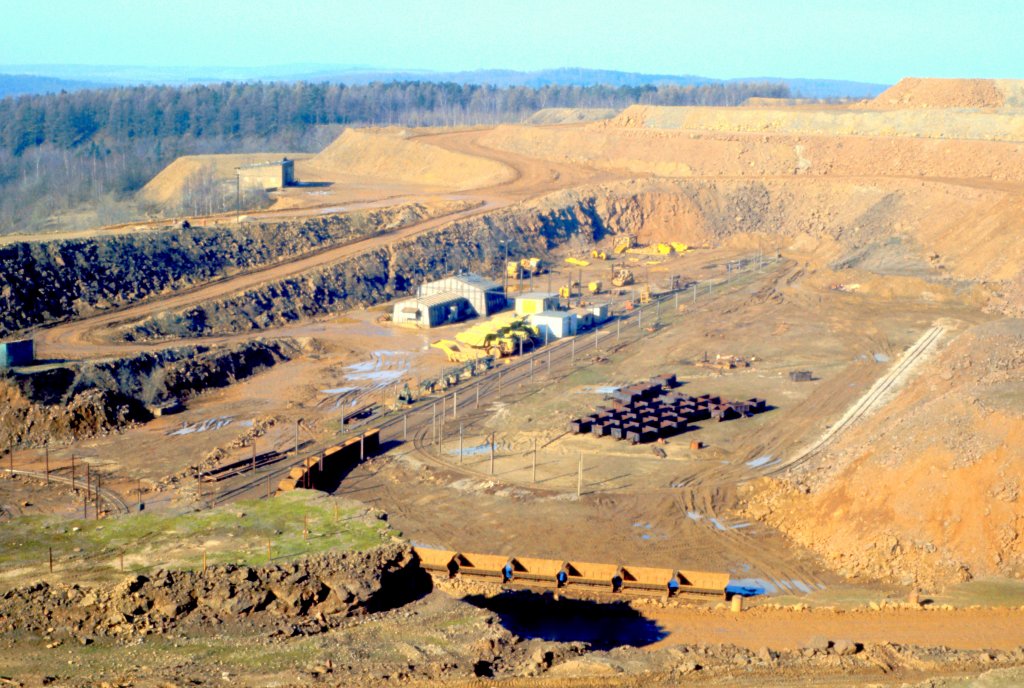 Luxemburg, bei Petingen, der  Giele Botter  war ein Tagebaugebiet, das erst in den 1960er Jahren entstand, und in dem bis 1977 Eisenerz, die sog. Minette abgebaut wurde. Scan eines Dias aus dem Jahr 1975.