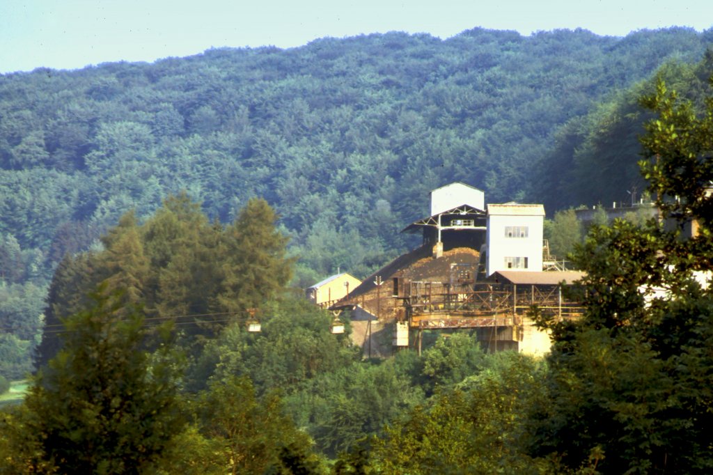 Luxemburg, bei Rodange, der  Doihl  Umladestelle fr das Eisenerz das per Schmalspurbahn ankam und per Seilbahn zur Htte Rodange befrdert wurde. Scan eines Dias aus dem Jahr 1975.