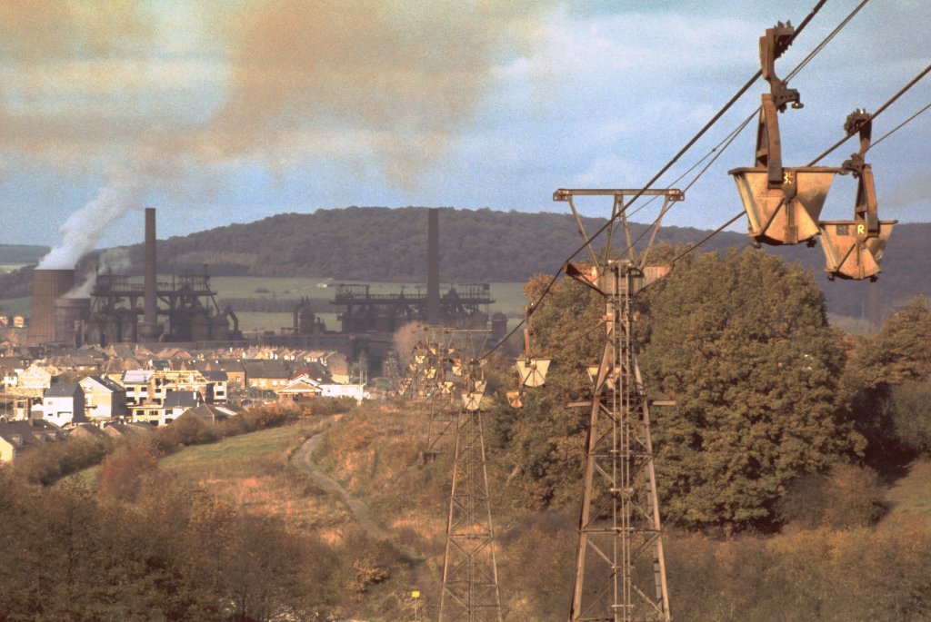 Luxemburg, bei Rodange, das Eisenerz verlsst per Seilbahn den  Doihl  in Richtung Htte Rodange. Scan eines Dias aus dem Jahr 1975.