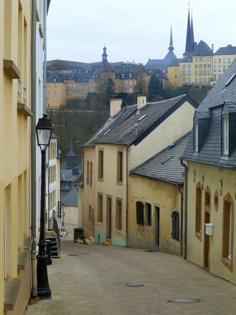Luxemburg, Grund, im Hintergrund die Altstadt, von der Rue de Trèves aus gesehen am 21.04.2013