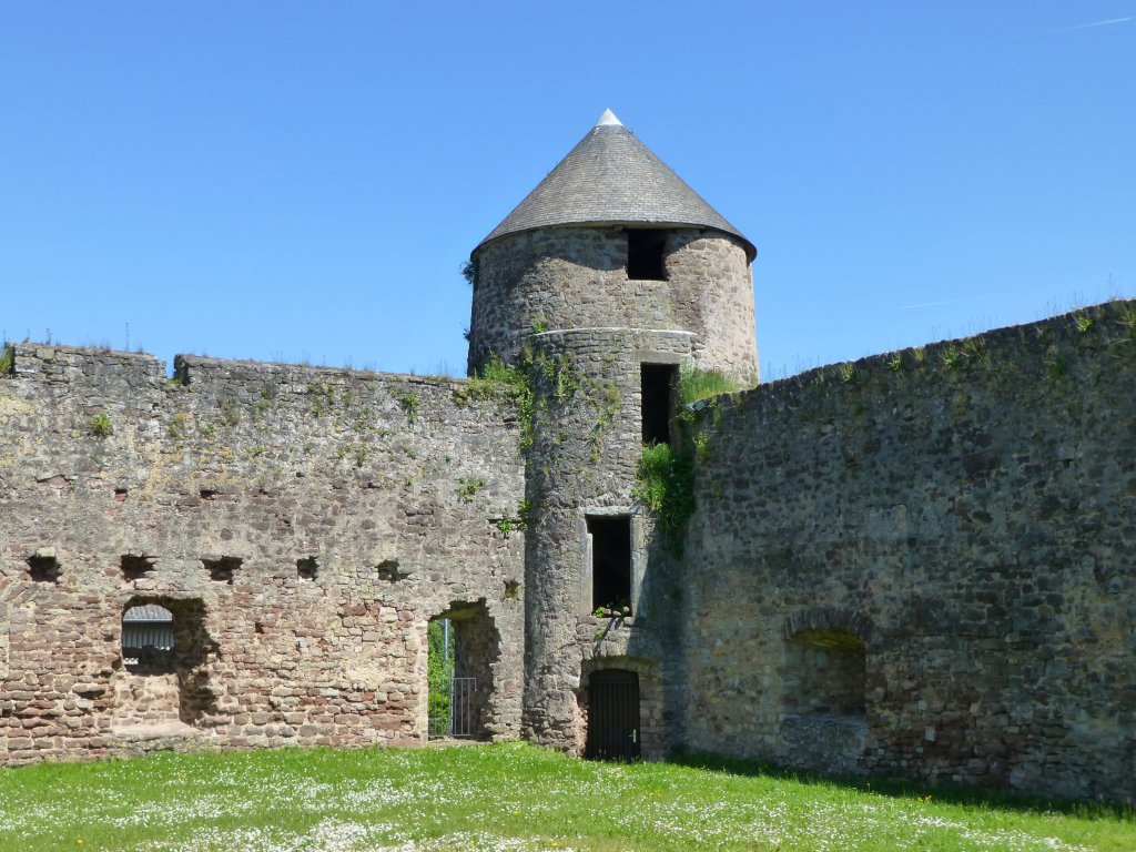 Luxemburg, Pettingen, die Ruinen zeugen von der einstigen Mchtigkeit des Schlosses. Die Festung von Pettingen war ab dem 10. Jahrhundert bekannt als „Pittigero Mazini“ – Name, der im 13. Jahrhundert durch Pettingen oder Pittingen ersetzt wurde. 1.6.2013