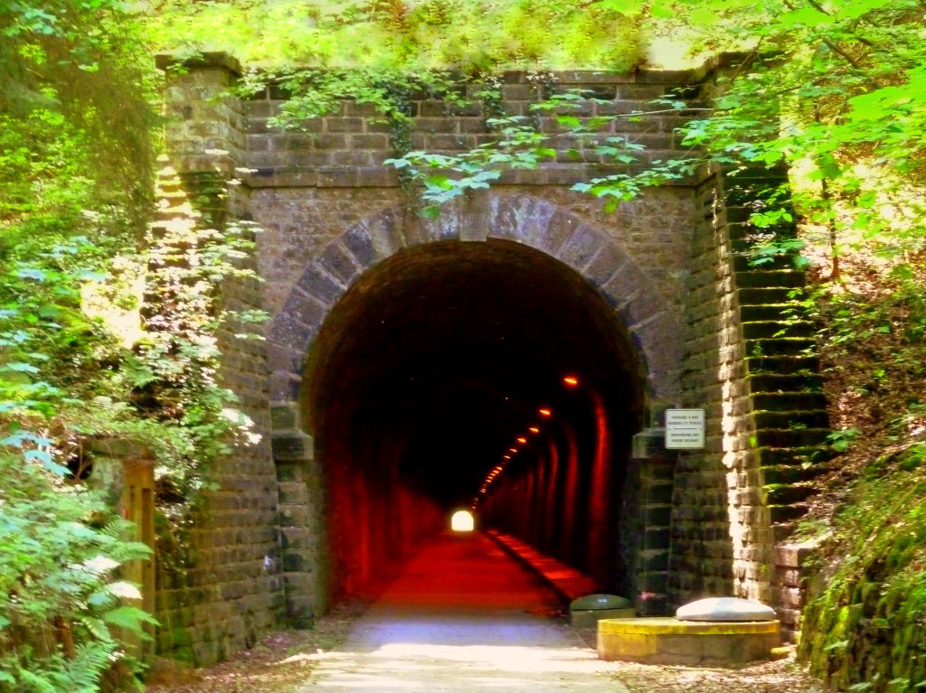 Luxemburg, zwischen Eischen und Hovelange,  Attert  Radweg PC 12 Ptange - Colmar-Berg (-Ettelbruck). Nordeinfahrt des Tunnels sdlich von Hovelange. Der Radweg benutzt grtenteils die Trasse der Prinz-Heinrich-Bahn  Attert  (Normalspurbahn) von Ptange-Steinfort (18km am 1.8.1873 erffnet) und Steinfort-Ettelbruck (34 km am 20.04.1880 erffnet). 03.07.2011
