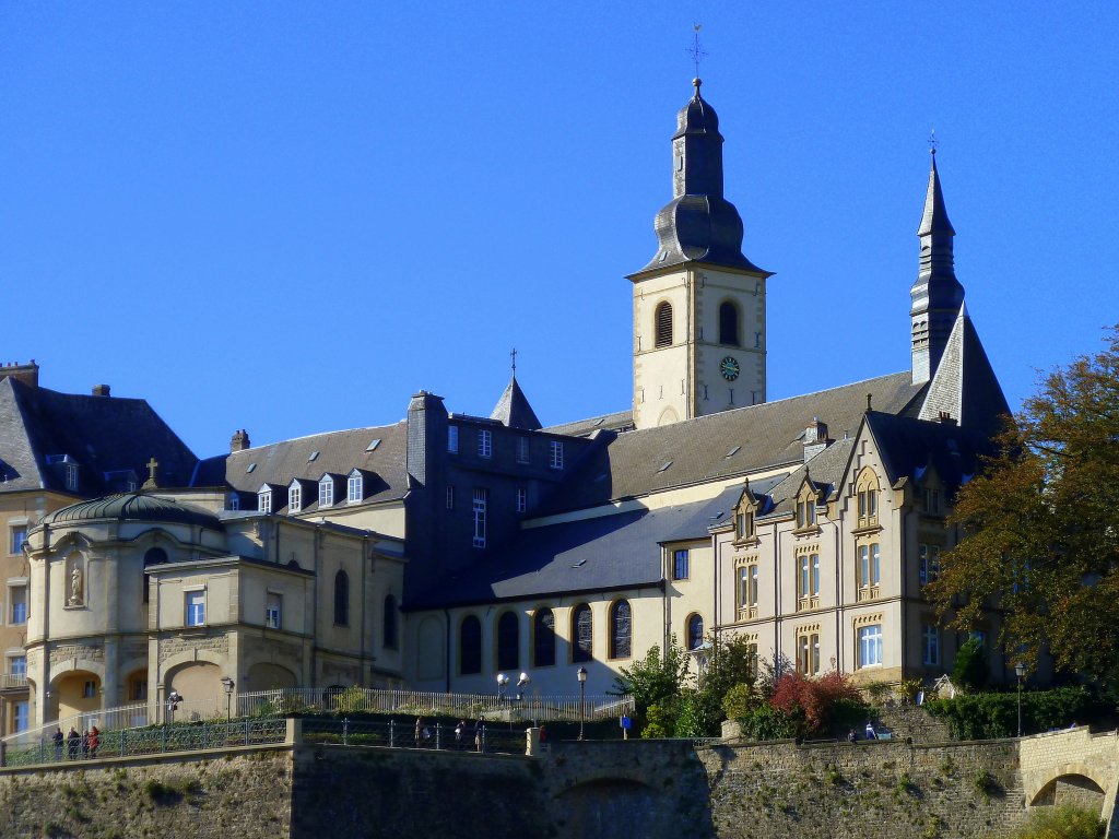 Luxemburg,die St.-Michaelskirche ist das älteste erhaltene sakrale Bauwerk der Stadt. Im Jahre 987 stand an der Stelle der heutigen St.-Michaelskirche die Burgkapelle der Luxemburger Grafen. Von links nach rechts auf dem Felsen, der Corniche Spazierweg, auch “der schönste Balkon Europas” genannt, verläuft auf den von Spaniern und Franzosen im 17. Jahrhundert errichteten Wällen entlang des Alzette-Tales. Von der Rue de la Tour Jacob aus gesehen am 15.10.2011