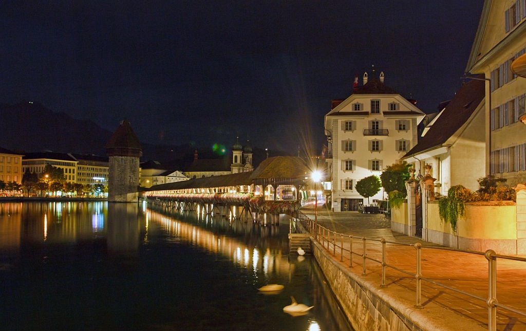 Luzern und sein Wahrzeichen die Kapellbrücke mit Wasserturm am 29.09.2012 bei Nacht.