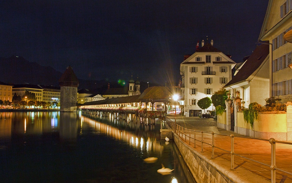 Luzern und sein Wahrzeichen die Kapellbrcke mit Wasserturm am 29.09.2012 bei Nacht.