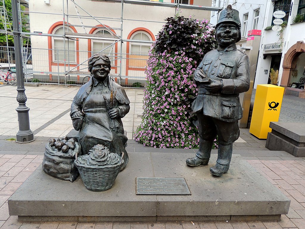 Maatfrau (Marktfrau) u. Schutzmann Denkmal in Koblenz; 120822