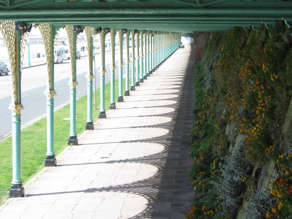 Madeira Dr in Brighton - je nach Wetter kann man direkt am Kiesstrand, auf dem im Bild zu sehenden berdachten Weg oder auf einem Teerweg darber gehen. 17.4.2012, Brighton