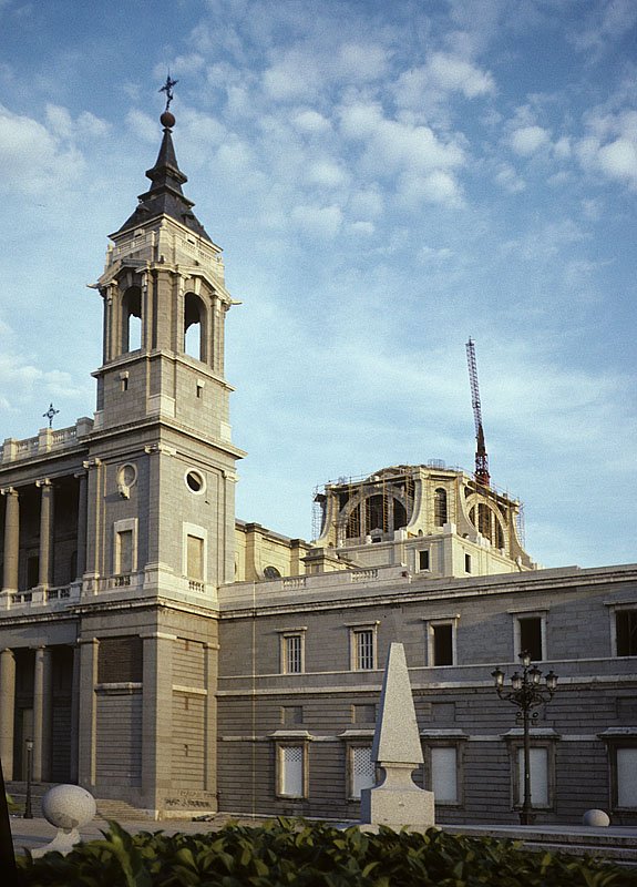 Madrid, Catedral La Nuestra Seora de la Almudena. usseres klassizistisch, damit zum Knigspalast gegenber passend. Bau ab 1879. Die Kuppel befindet sich noch im Bau. Aufnahme von Juli 1992 / HQ-Scan ab Dia.