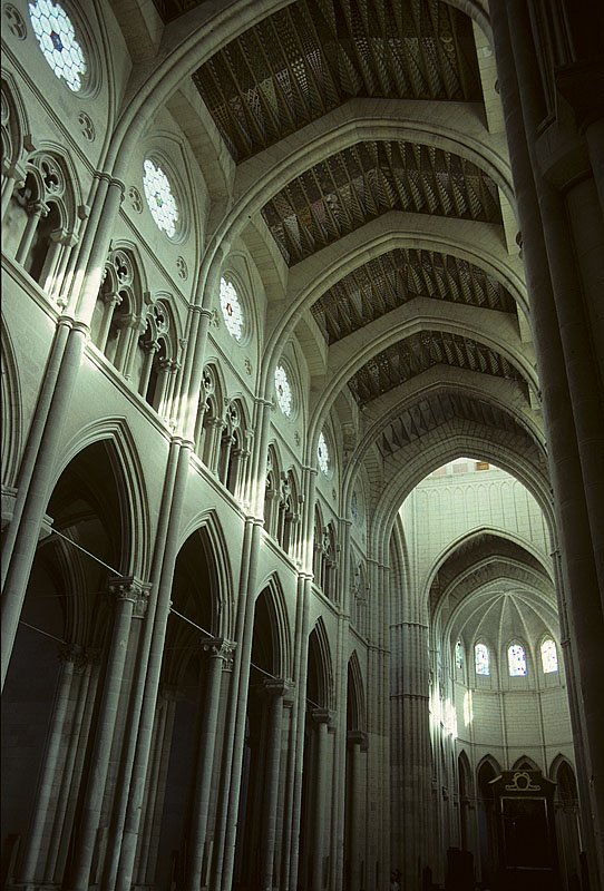 Madrid, Catedral La Nuestra Seora de la Almudena. 3-zoniger Wandaufbau nach hochgotischem Vorbild. Arkadenstockwerk und Triforium wunderschn ausgearbeitet. Verkrzter Obergaden, mit rund gestalteten Haupt- und zwei kleinen Blindfenster. Verzicht auf zustzlich darunterliegende, spitzbogige Hochgadenfenster. Leider auch kein steinernes Gewlbe wie beim Vorbild, sondern Beton. Bau von 1879-1993. Aufnahme von Aug. 1994 / HQ-Scan ab Dia.