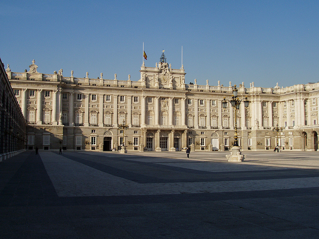 Madrid, Palacio Real. Vierflgeliger Knigspalast mit hochbarocker Fassade und Kollossalpilastern, erbaut 1734-1764. Sdseite mit Ehrenhof. Gleich gegenber der Catedral La Nuestra Seora de la Almudena. Aufnahme vom 11. Mrz 2005, 10:20