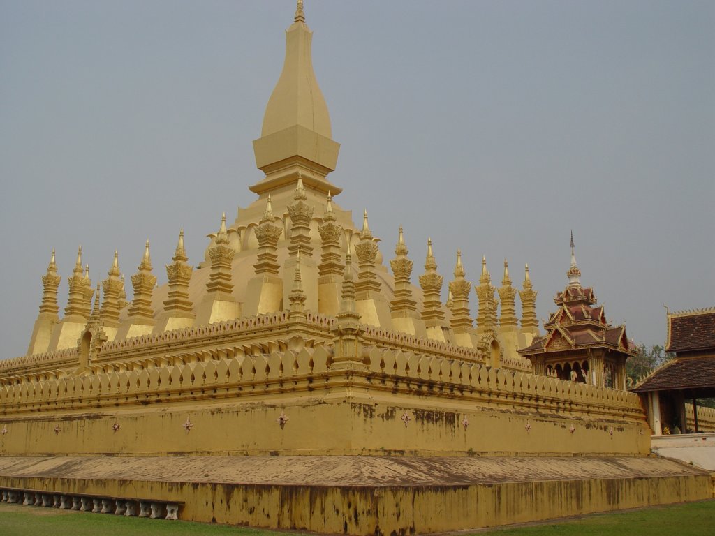 Mrz 2010 in Vientiane, der Haupstadt von Laos. Das Pha That Luang, die knigliche Stupa, ist das Wahrzeichen des Landes. Das Gebude stammt aus dem 16. Jahrhundert und stellt die Vereinigung des Buddhismus mit der laotischen Kunst dar.