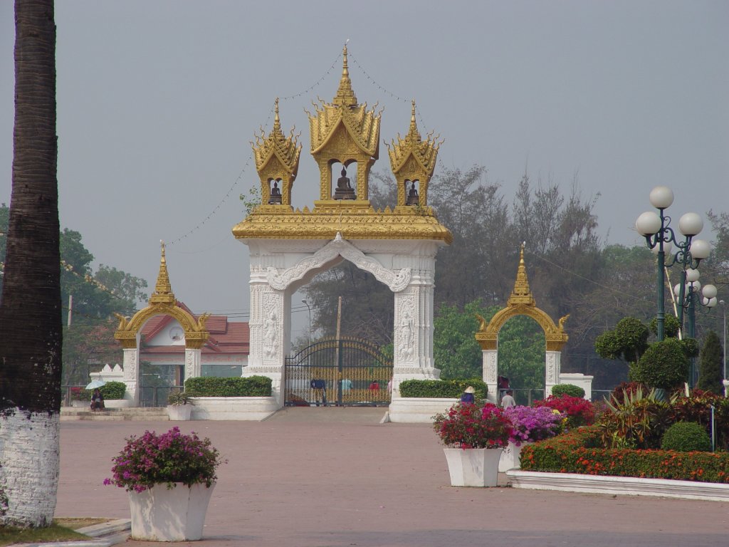 Mrz 2010 in Vientiane der Hauptstadt der Demokratischen Volksrepublik Laos. Ein Eingangstor in der Bereich der kniglichen Stupa, dem Pha That Luang