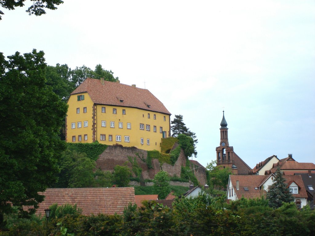 Mahlberg in der Ortenau,
Blick zum Schlo von 1630 und zur Pfarrkirche,
hochgelegen auf einem Basaltkegel,
Mai 2010
