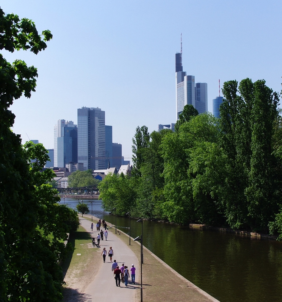 Mainhattan von der  Alten Brcke  aus gesehen!

Der Ostersamstag 2011 war sonnig und richtig hei.
Hier ein Blick von der  Alten Brcke  in Frankfurt am Main auf  Mainhattan 

23.04.2011