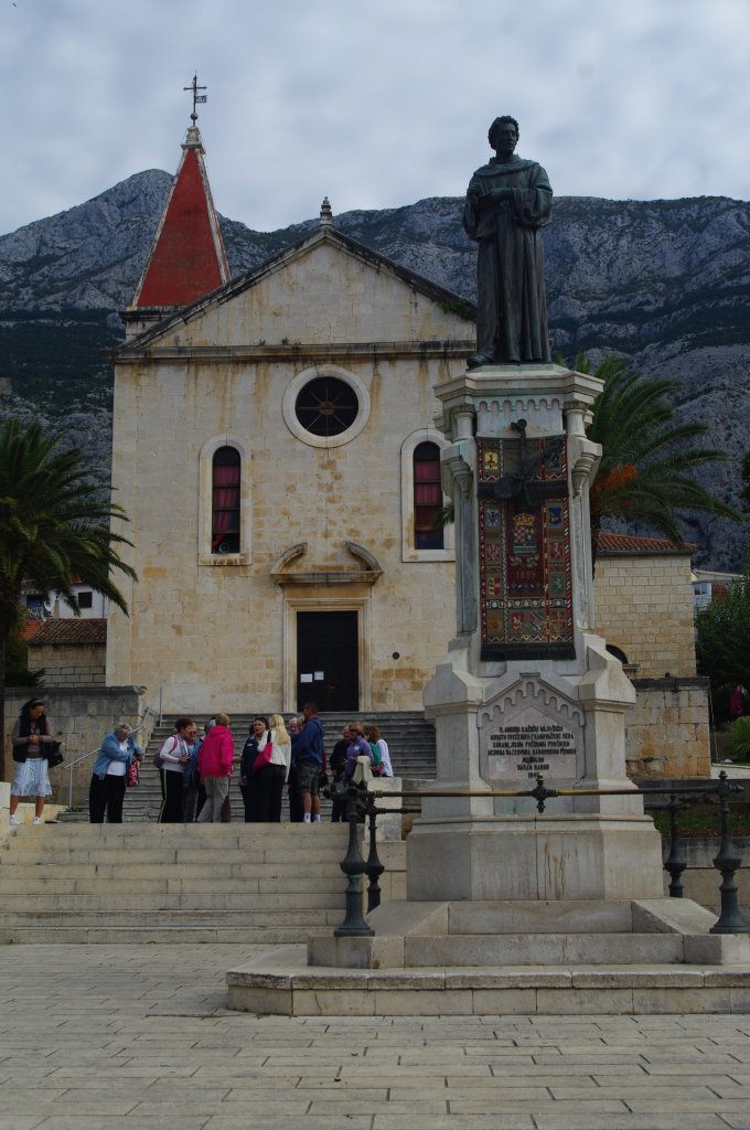 Makarksa, St. Marko Kirche, erbaut von 1700 bis 1776, davor Statue fr 
Anrija Kacic Miosic (10.10.2011)