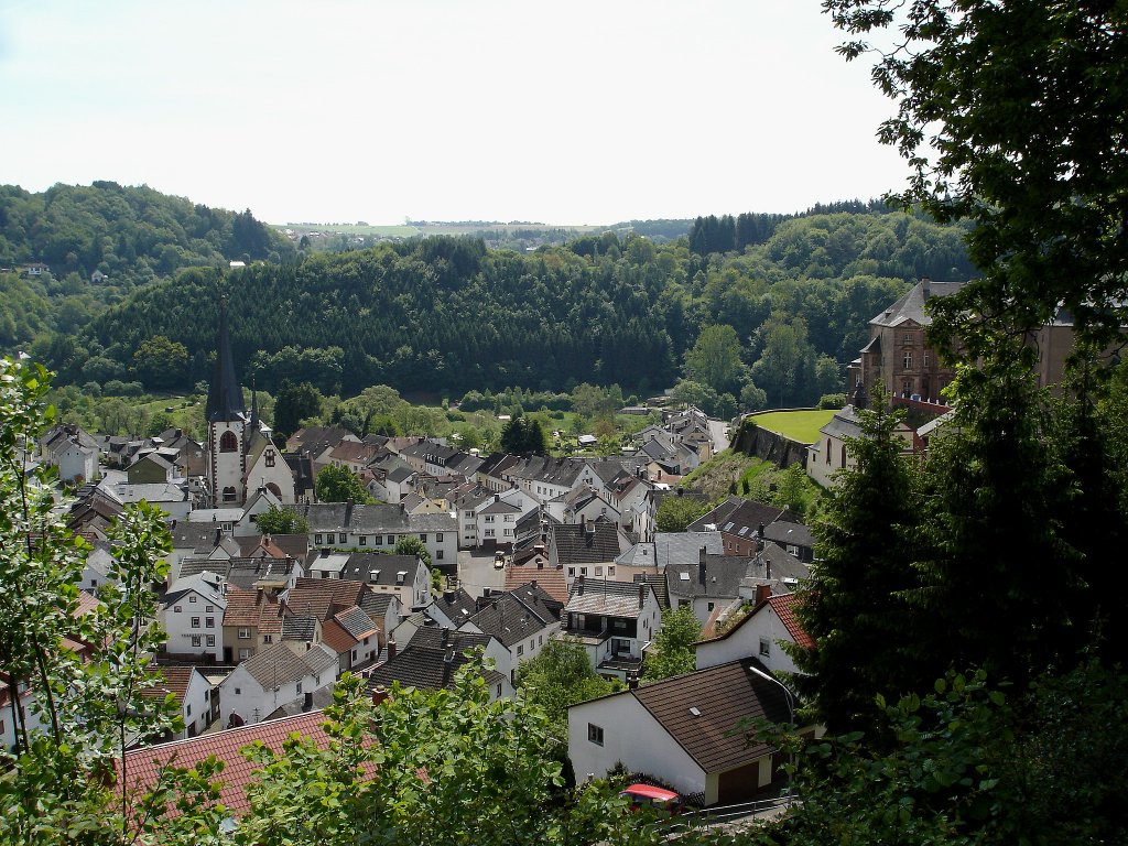 Malberg in der Eifel, Blick auf die 600 Einwohner zhlende Ortsgemeinde, bekannt durch das Barockschlo Malberg (ganz rechts noch ein Teil zu sehen), Mai 2005 