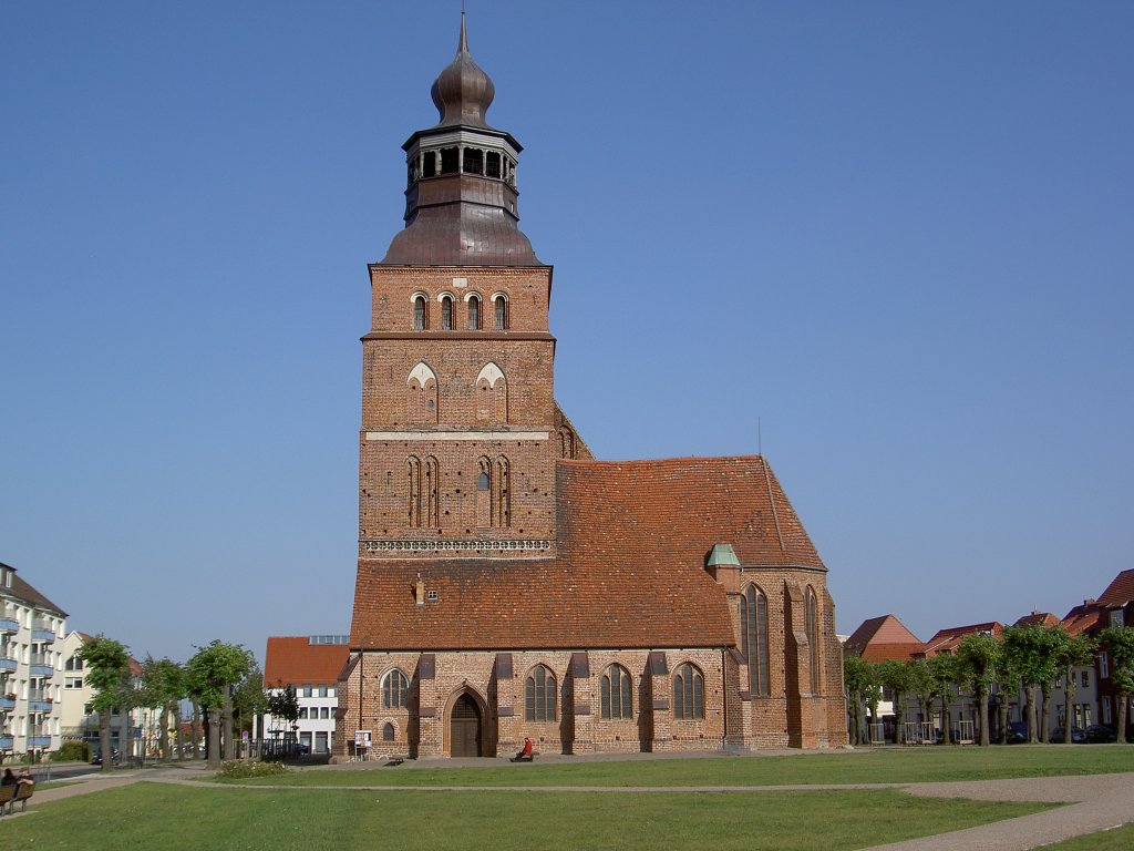 Malchin, St. Johannis Kirche, Backsteinkirche mit 67 Meter hohen Kirchturm (16.09.2012)