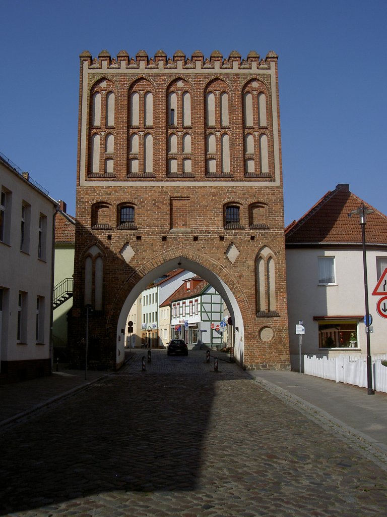 Malchin, Steintor, erbaut im 15. Jahrhundert, 1893 ab dem Torbogen neogotisch erneuert (16.09.2012)