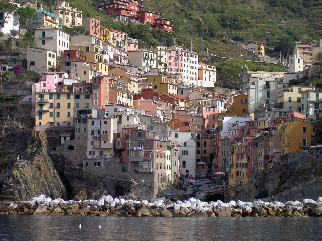 Manarola mit Kirche San Lorenzo von 1160 (12.10.2006)