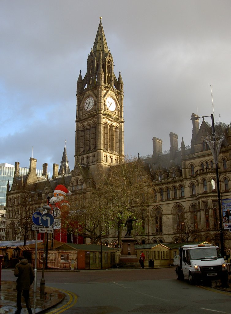 Manchester, Town Hall am Albert Square, erbaut von 1868 bis 1877 nach Plnen 
von A. Waterhouse im neugotischen Stil, der Uhrturm ist 93 Meter hoch (07.12.2011) 
