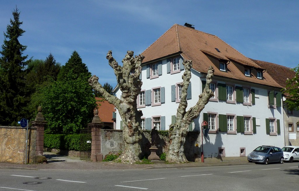 March-Holzhausen, das Schlo ist ein bescheidenes Herrenhaus von 1756, im Privatbesitz, Mai 2012