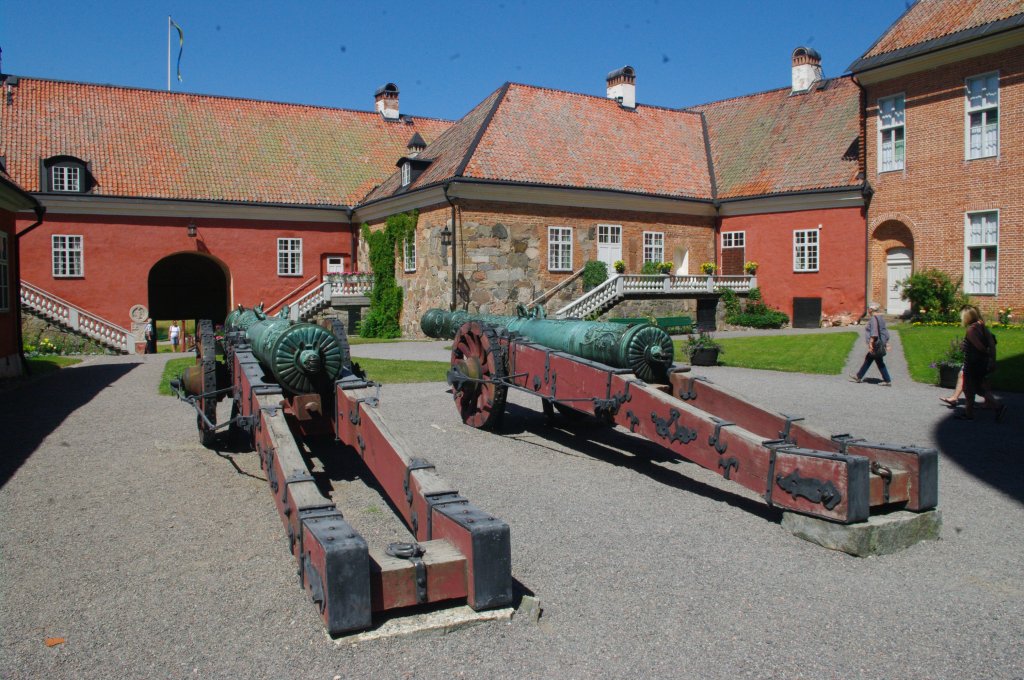 Mariefred, Schlohof von Schlo Gripsholm mit alten Kanonen (09.07.2013)