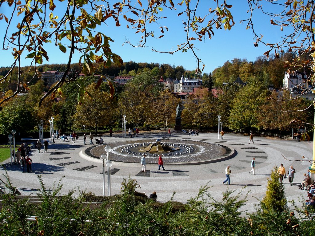 Marienbad (Marianske Lazne), der Platz mit der berhmten  Singenden Fontne , ein Brunnen, dessen Wasserfontnen sich stndlich im Reigen der Musik bewegen, Okt.2006