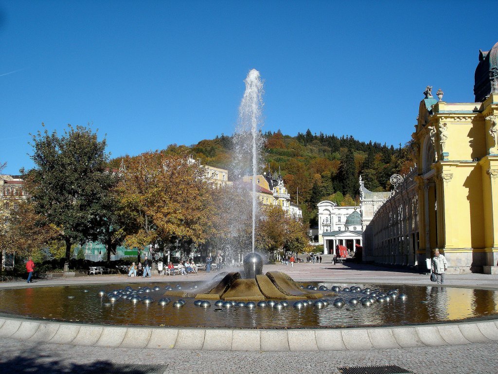 Marienbad (Marianske Lazne), die  Singende Fontne  an den Kolonnaden, Okt.2006