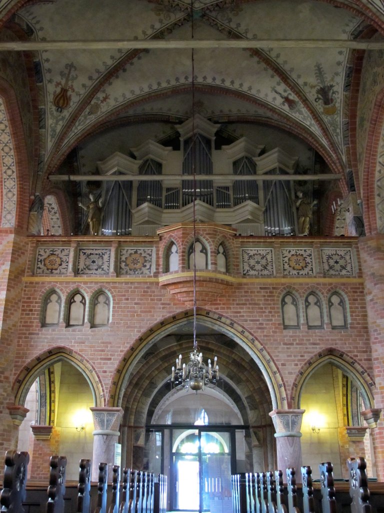 Marienkirche zu Bergen auf Rgen; Innenansicht mit Blick zum Haupteingang auf der Westseite und der sich darber befindenden Orgel (2007 restauriert und wieder auf den ursprnglichen Stand von 1909 gebracht); 06.11.2010
