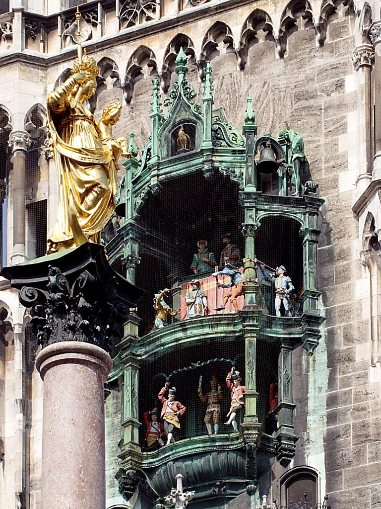Marienstatue und der Spielerker des Mnchener Glockenspieles, welches 1908 erstmalig zum Einsatz kam;110329