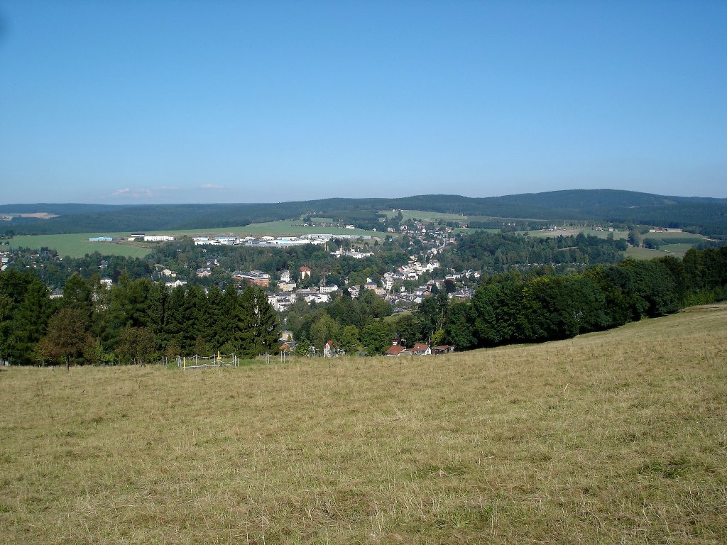 Markneukirchen im Vogtland, Blick von der Bismarcksule hoch ber der Stadt, das 6500 Einwohner zhlende Stdchen ist ein Zentrum des Musikinstrumentenbaus, 2006