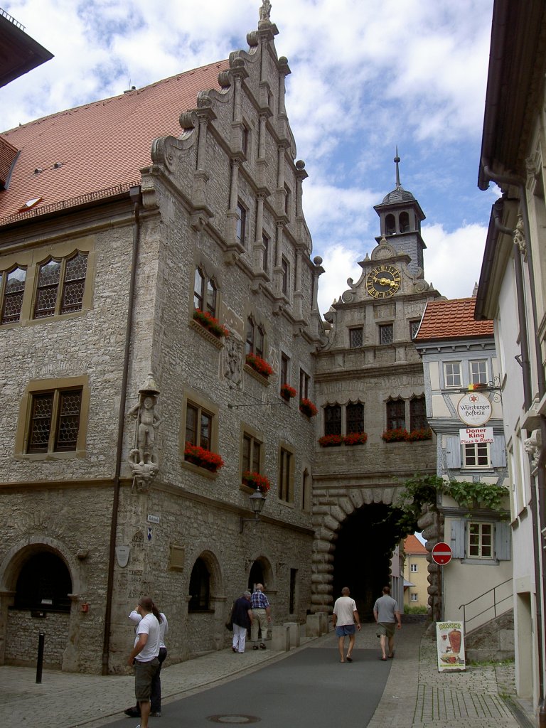 Marktbreit, Rathaus mit Stadttor, erbaut von 1579 bis 1600 durch Hans Kessebrod 
(17.06.2012)