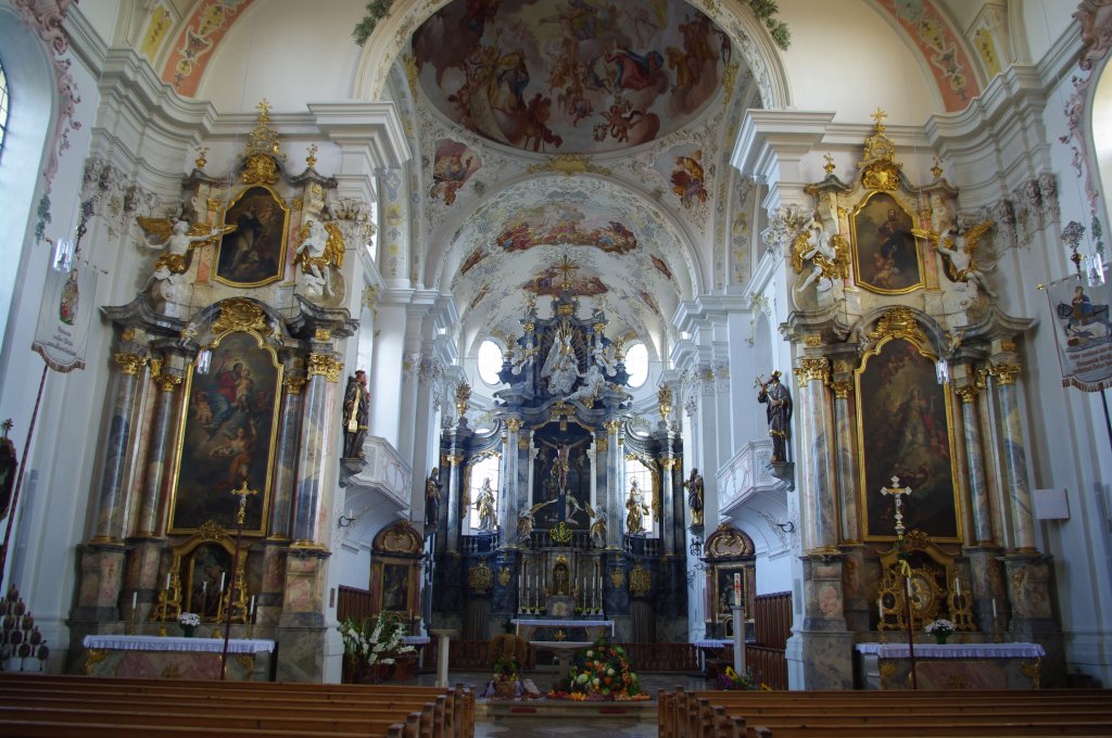 Marktoberdorf, St. Martin Kirche, Hochaltar errichtet 1747 von Josef Stapf, Seitenaltre von 1735 von Dominikus Bergmller, Stuck vom Wessobrunner Abraham Bader, Kreis Ostallgu (04.10.2011)