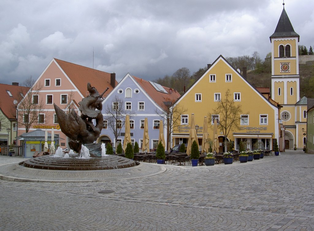 Marktplatz von Burglengenfeld mit Stadtbrunnen und St. Vitus Kirche (22.04.2012)