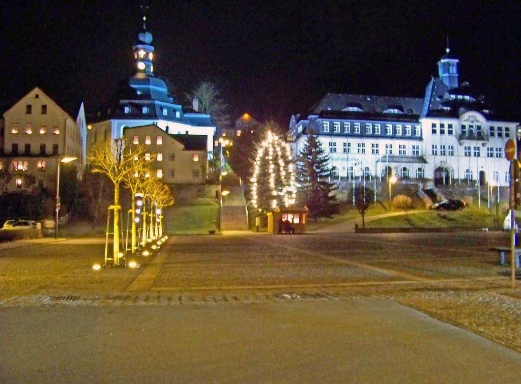 Marktplatz Klingenthal mit Rundkirche  Zum Friedefrsten  (links) und Rathaus (rechts), 5.12.09. 