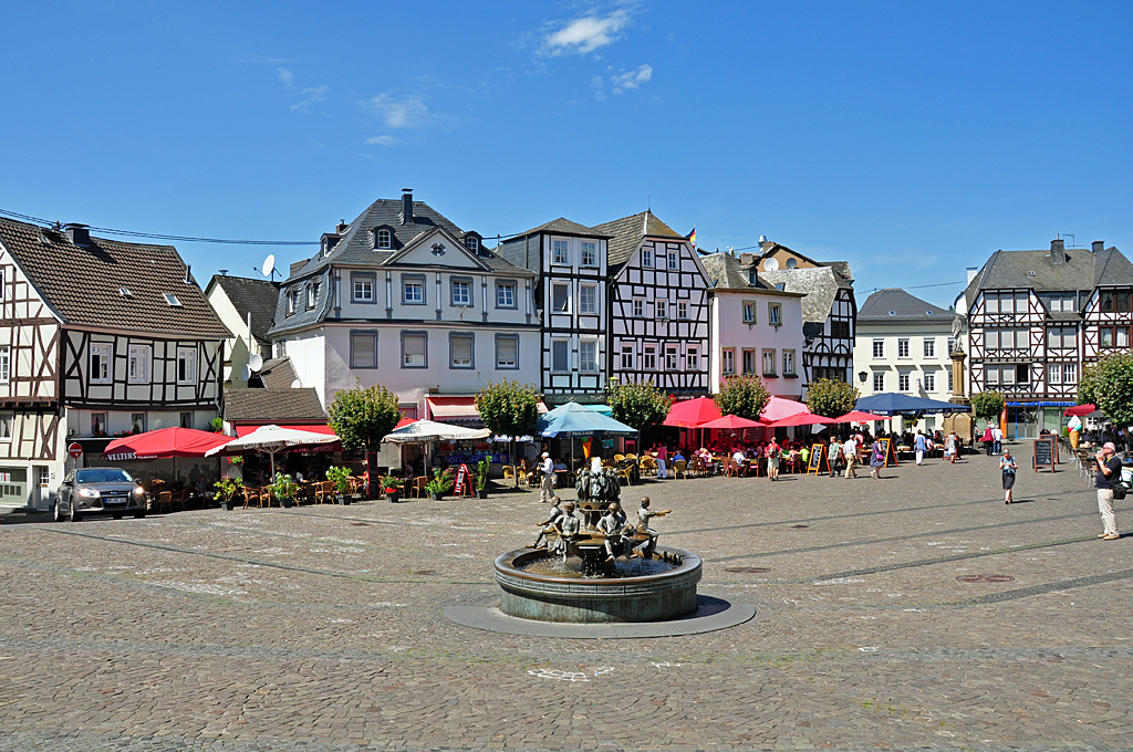 Marktplatz (linke Seite), mit Brunnen in Linz am Rhein - 15.08.2012