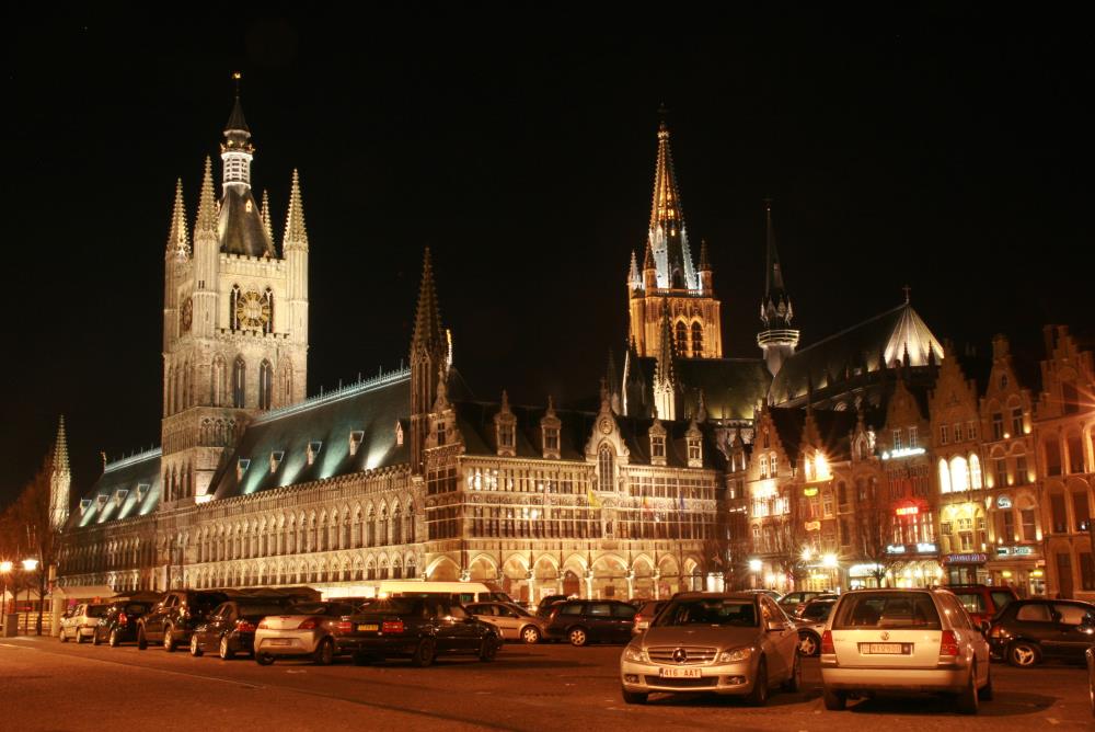 Marktplatz mit Tuchhalle und Sankt-Martins-Kathedrale in Ieper; 20.11.2010