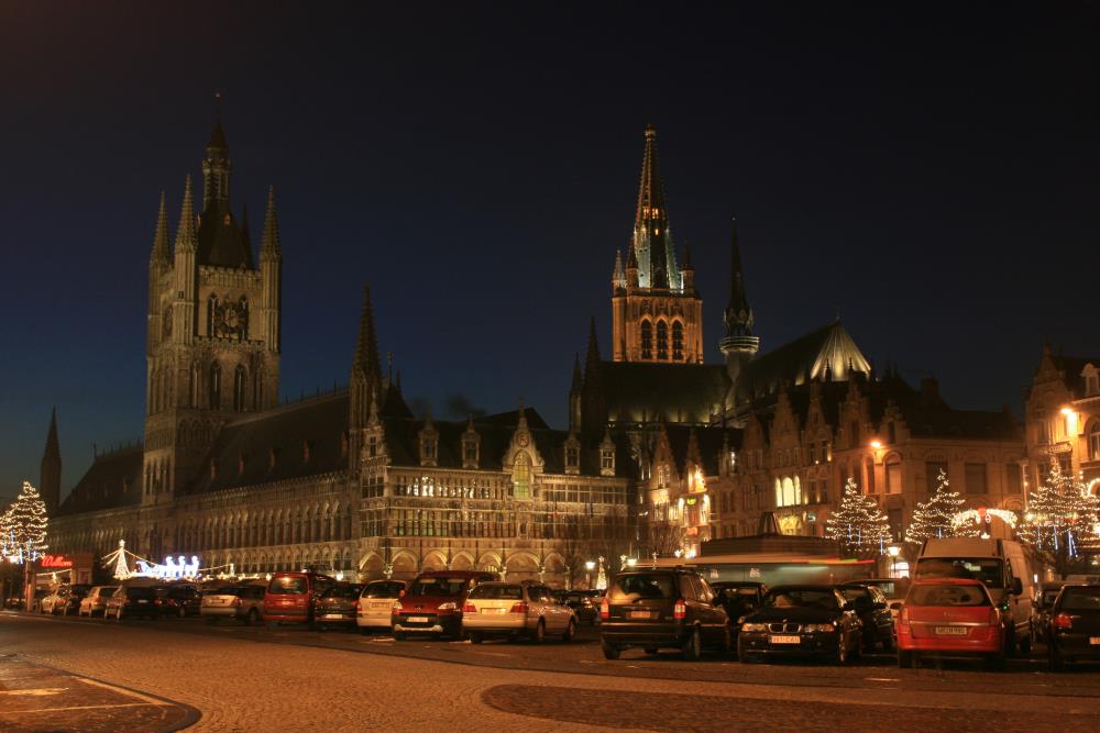 Marktplatz mit Tuchhalle und Sankt-Martins-Kathedrale in Ieper; 06.12.2010