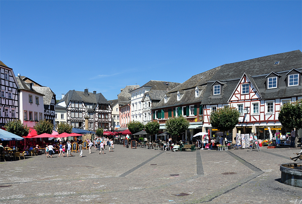 Marktplatz (rechte Seite) in Linz am Rhein - 15.08.2012