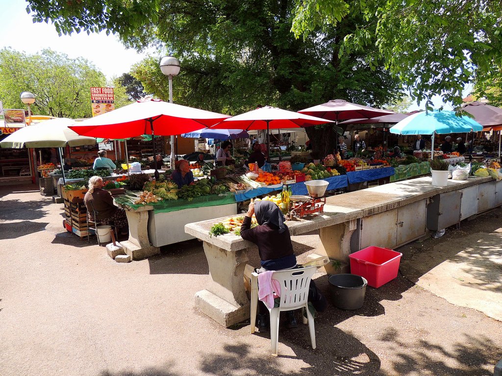 Markttag in Trogir, hier werden Obst u. Gemse sowie viele andere Waren feilgeboten; 130523