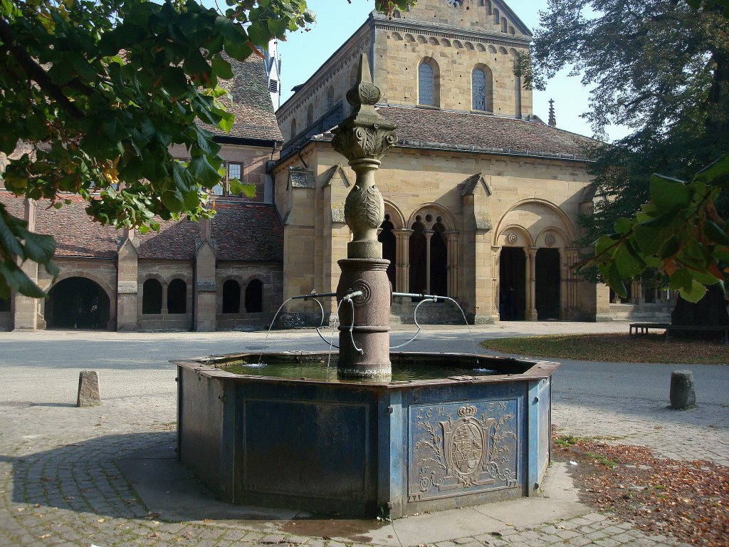Maulbronn, im besterhaltenen mittelalterlichen Kloster (Unesco-Weltkulturerbe) nrdlich der Alpen steht dieser Brunnen von 1794, Okt.2010 